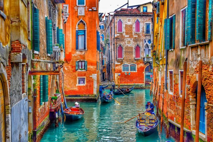 Italy - Venice - colourful buildings